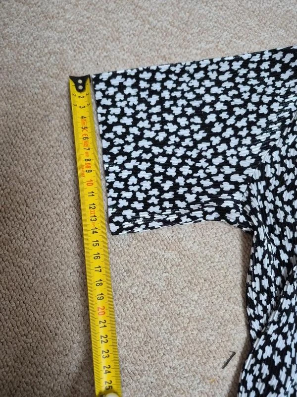 Pull&Bear Mono corto Y2K con motivo blanco y negro talla M – photo 8